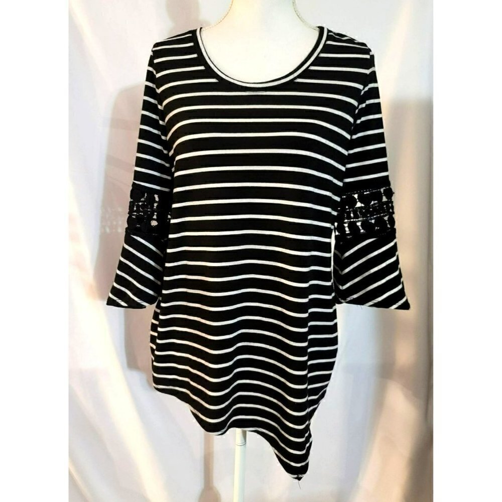 Hannah Black & White Stripe Asymmetrical 3/4 Sleeve w/Lace Inset Size M